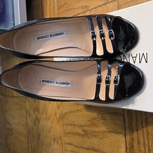MANOLO BLAHNIK black patent leather pumps